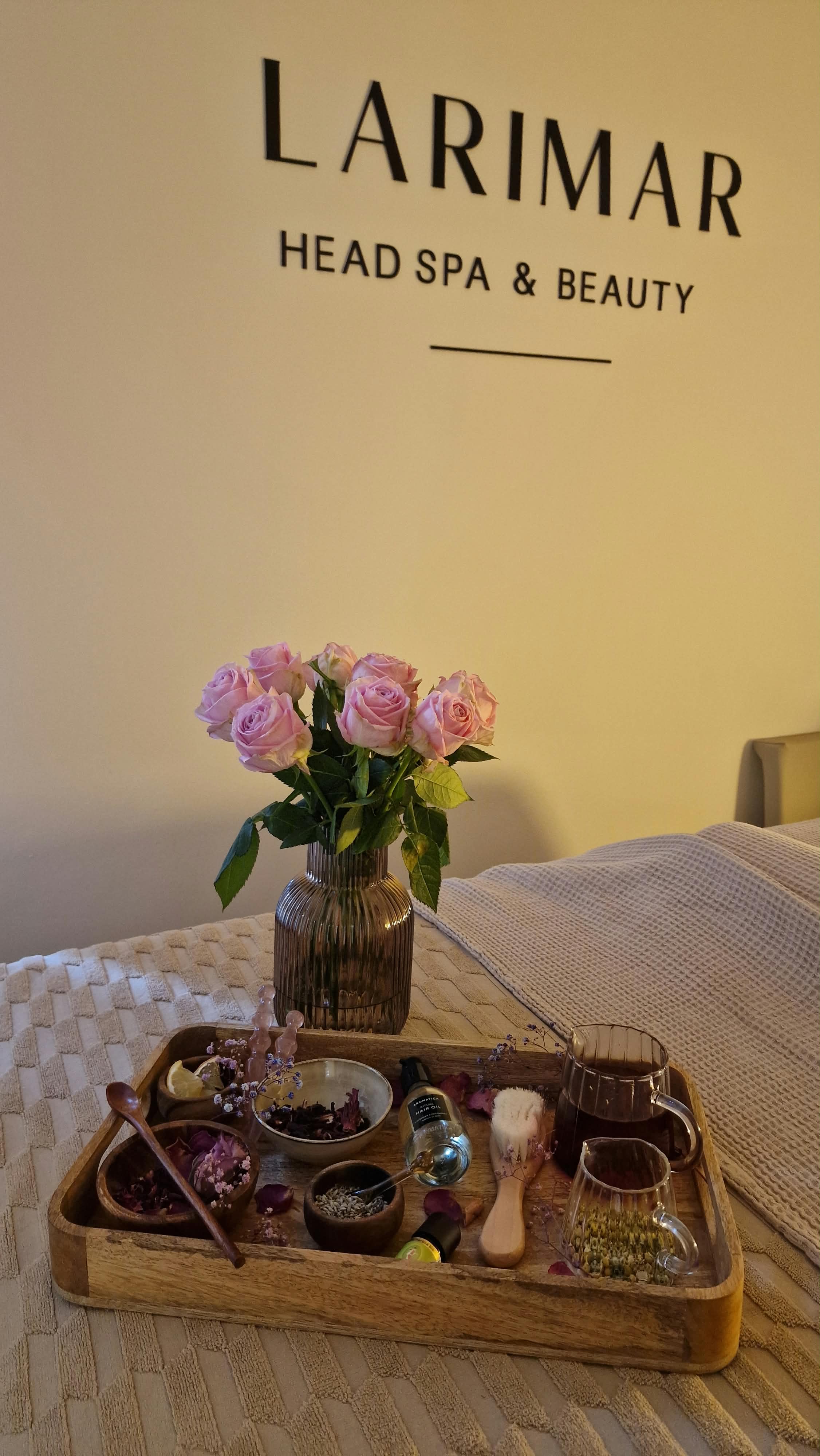 Rosen und Ritualtablett vor dem LARIMAR Schriftzug